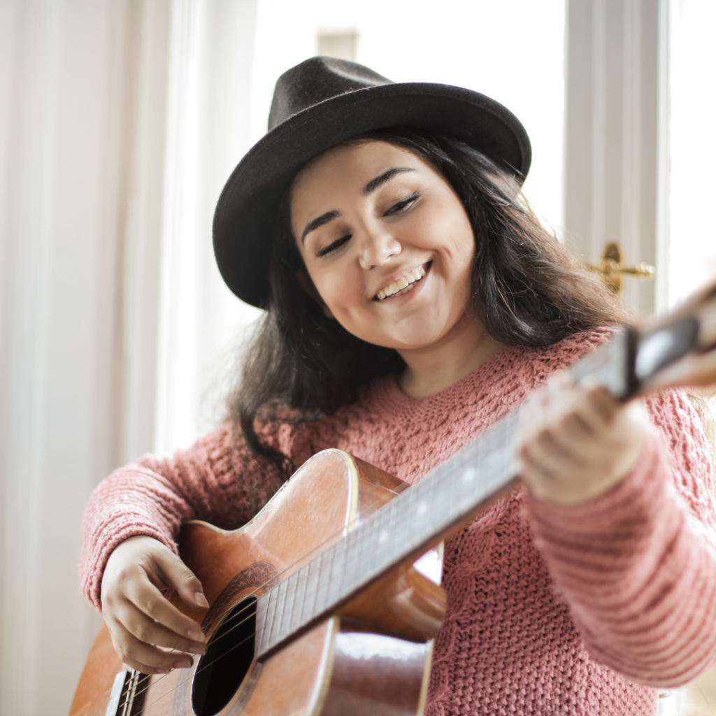 artiste qui joue de la guitard