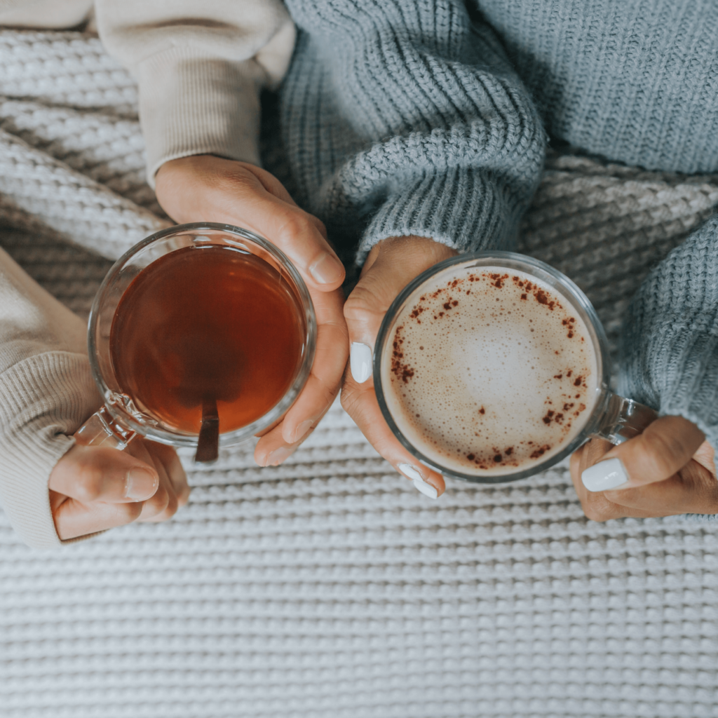 deux tasses de boissons chaudes tenues par deux personnes - prendre soin de soi