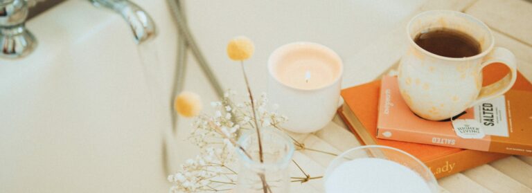 Baignoire avec tasse de thé et fleur